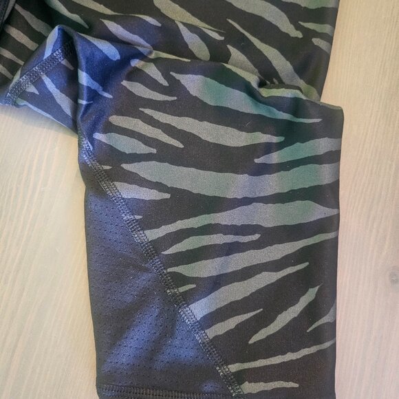 NWOT Puma Leggings Gray/Black Print Cropped Stretch Capri High Rise, Sz Lg - Picture 2 of 6